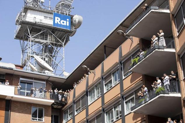 Los periodistas de la RAI aplauden mientras el coche fúnebre de Raffaella Carrà pasa por los estudios de la televisión pública italiana.