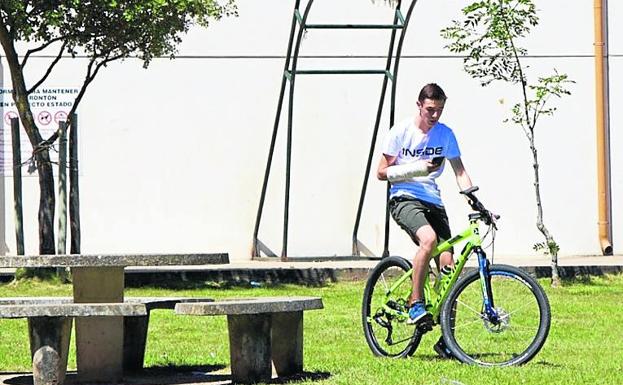 Uno de los jóvenes que llegan al pueblo en verano frente al frontón. 