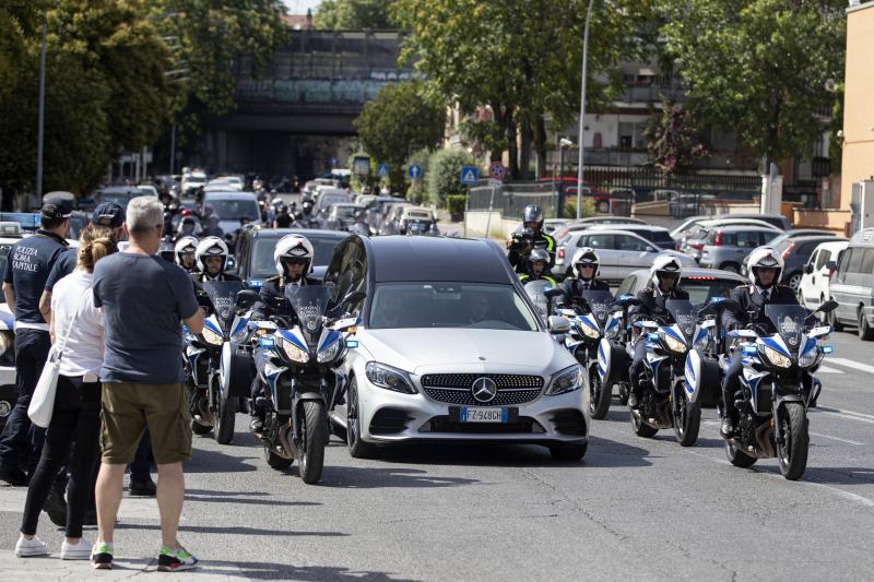 El cortejo fúnebre ha partido desde su casa y antes de llegar al Ayuntamiento, ha recorrido lugares emblemáticos ligados a la vida profesional de la cantante.