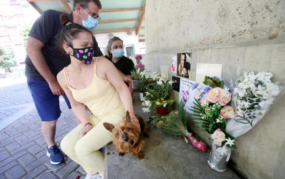 En el recuerdo. Flores, mensajes, cartas,una foto de Sara ymuchas visitas en laplaza Donantes de Sangre. 