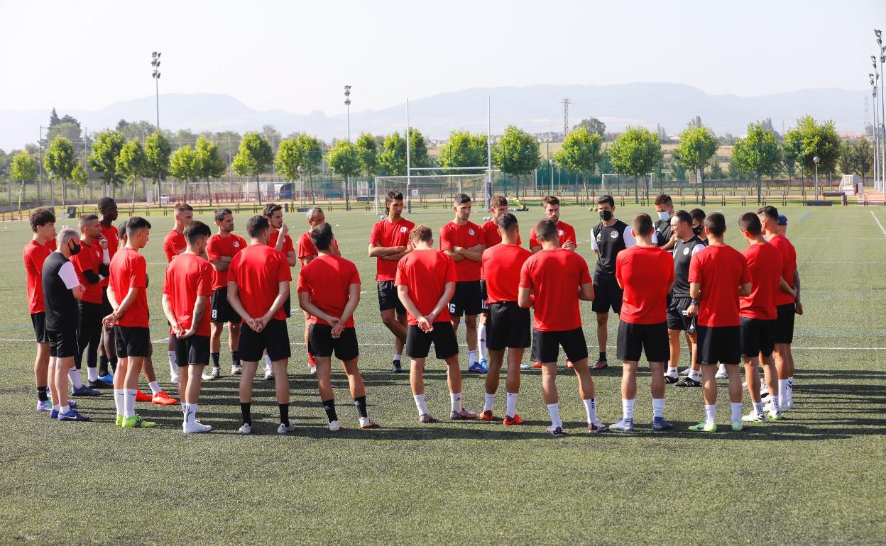 Los futbolistas atienden a las instrucciones del técnico Raúl Llona.