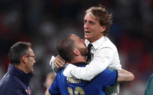 Bonucci celebra el título con Mancini. 