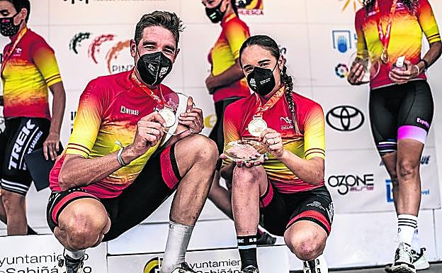 David Valero y Rocío García posan en el podio de Sabiñanigo con el maillot y la medalla de campeones nacionales. 
