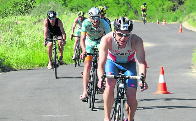 El primer alfareño, Jordi García, encabeza un pelotón en bicicleta. 