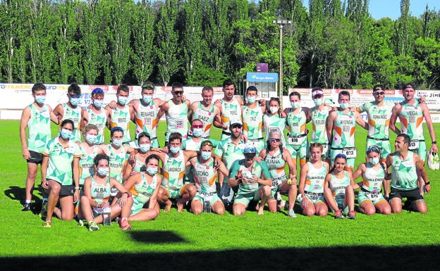 El Club Triatlón Tritones Rioja se proclamó campeón por equipos en ambas categorías y tuvo a Darío Pérez (en el centro) como vencedor. 