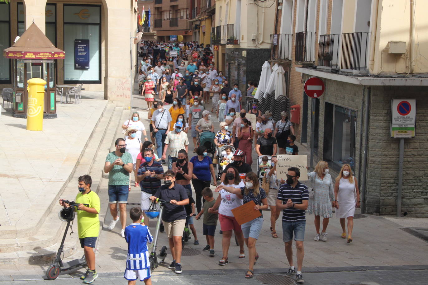 Unas 600 personas marchan por la Sanidad en Alfaro demandando pediatras y médicos