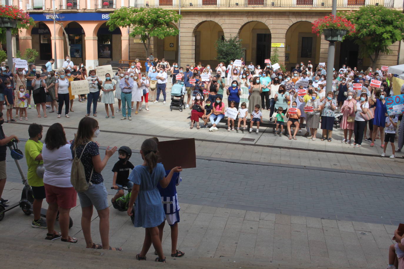 Unas 600 personas marchan por la Sanidad en Alfaro demandando pediatras y médicos