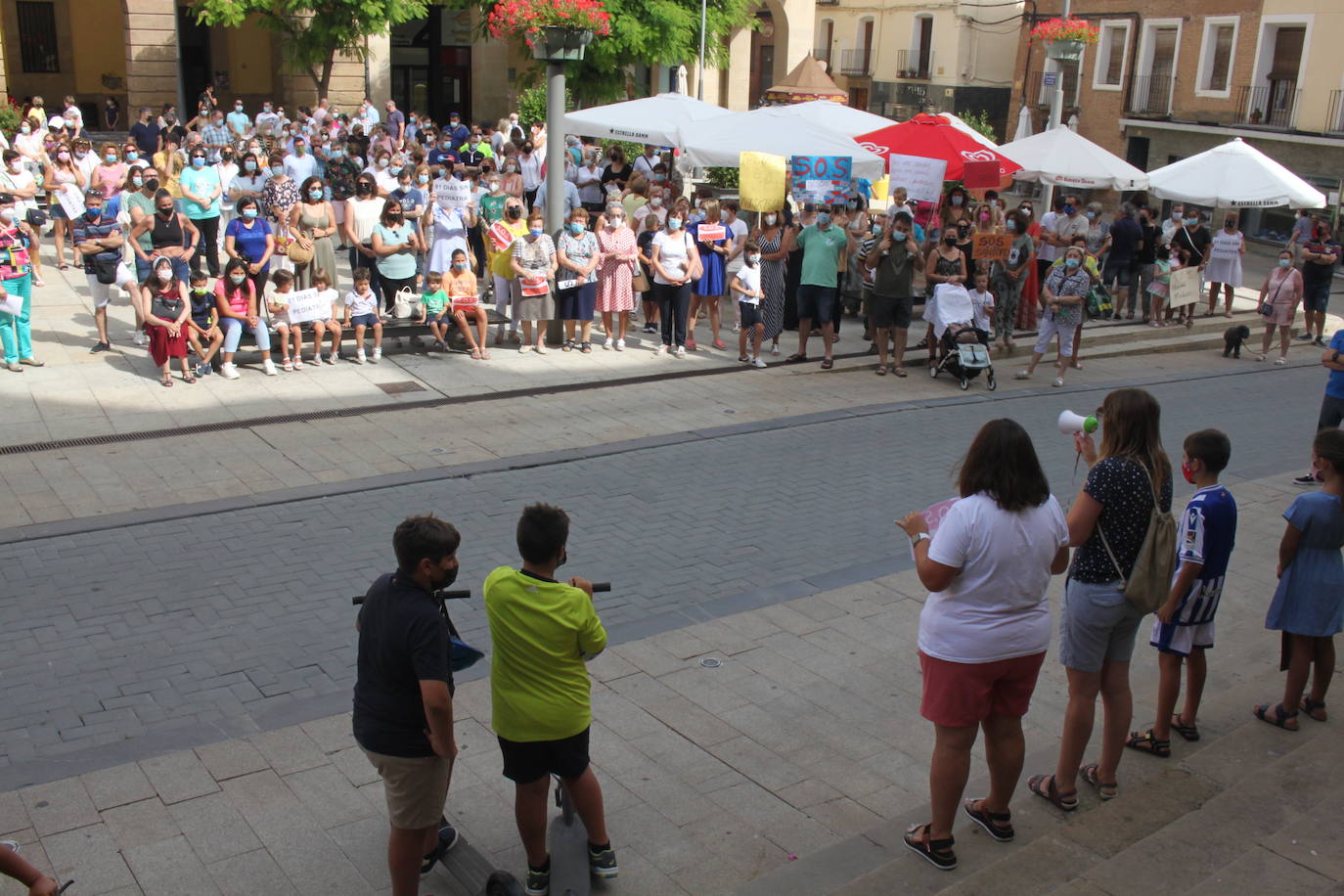 Unas 600 personas marchan por la Sanidad en Alfaro demandando pediatras y médicos