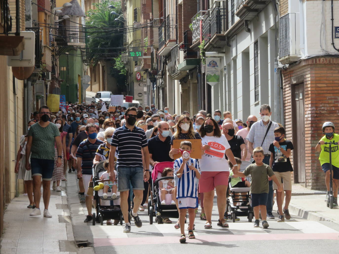 Unas 600 personas marchan por la Sanidad en Alfaro demandando pediatras y médicos