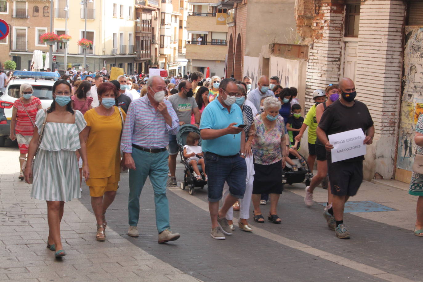 Unas 600 personas marchan por la Sanidad en Alfaro demandando pediatras y médicos