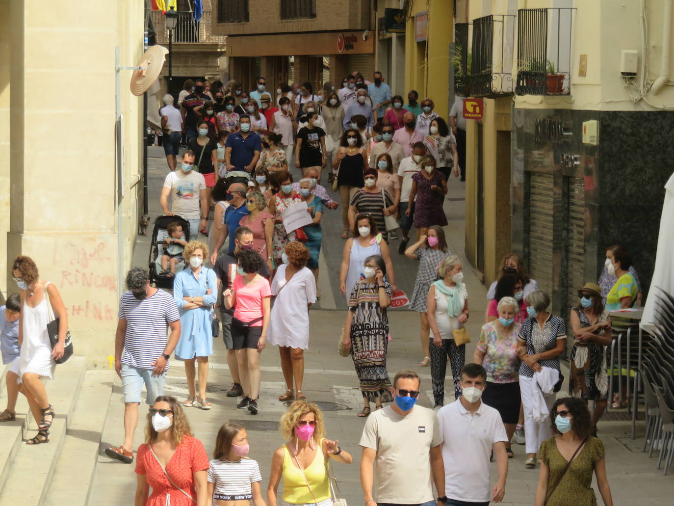 Unas 600 personas marchan por la Sanidad en Alfaro demandando pediatras y médicos