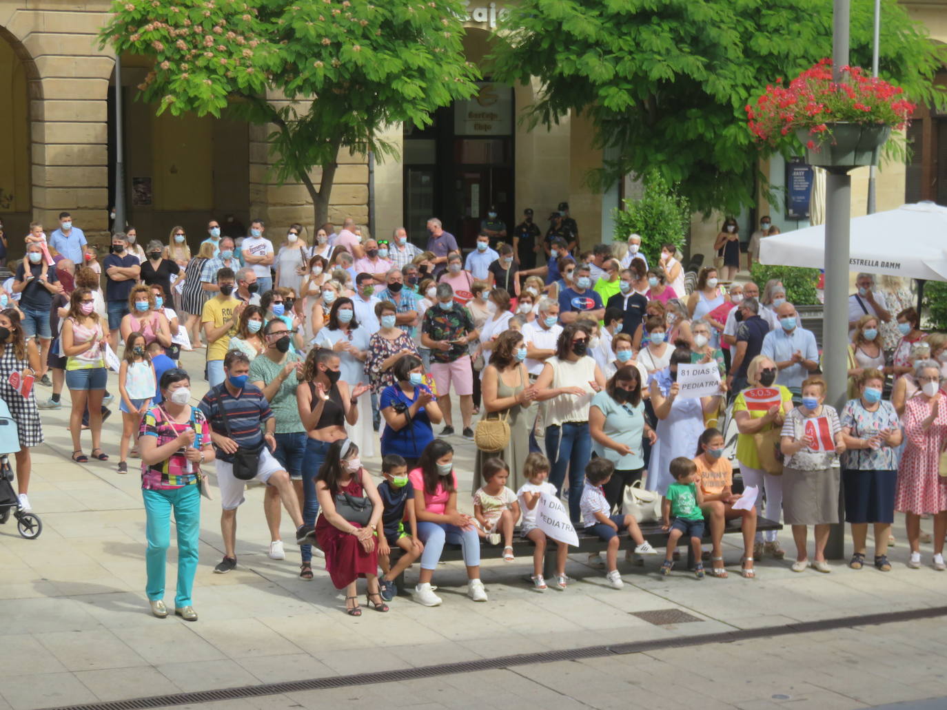 Unas 600 personas marchan por la Sanidad en Alfaro demandando pediatras y médicos