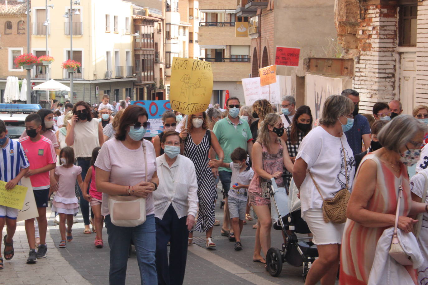 Unas 600 personas marchan por la Sanidad en Alfaro demandando pediatras y médicos