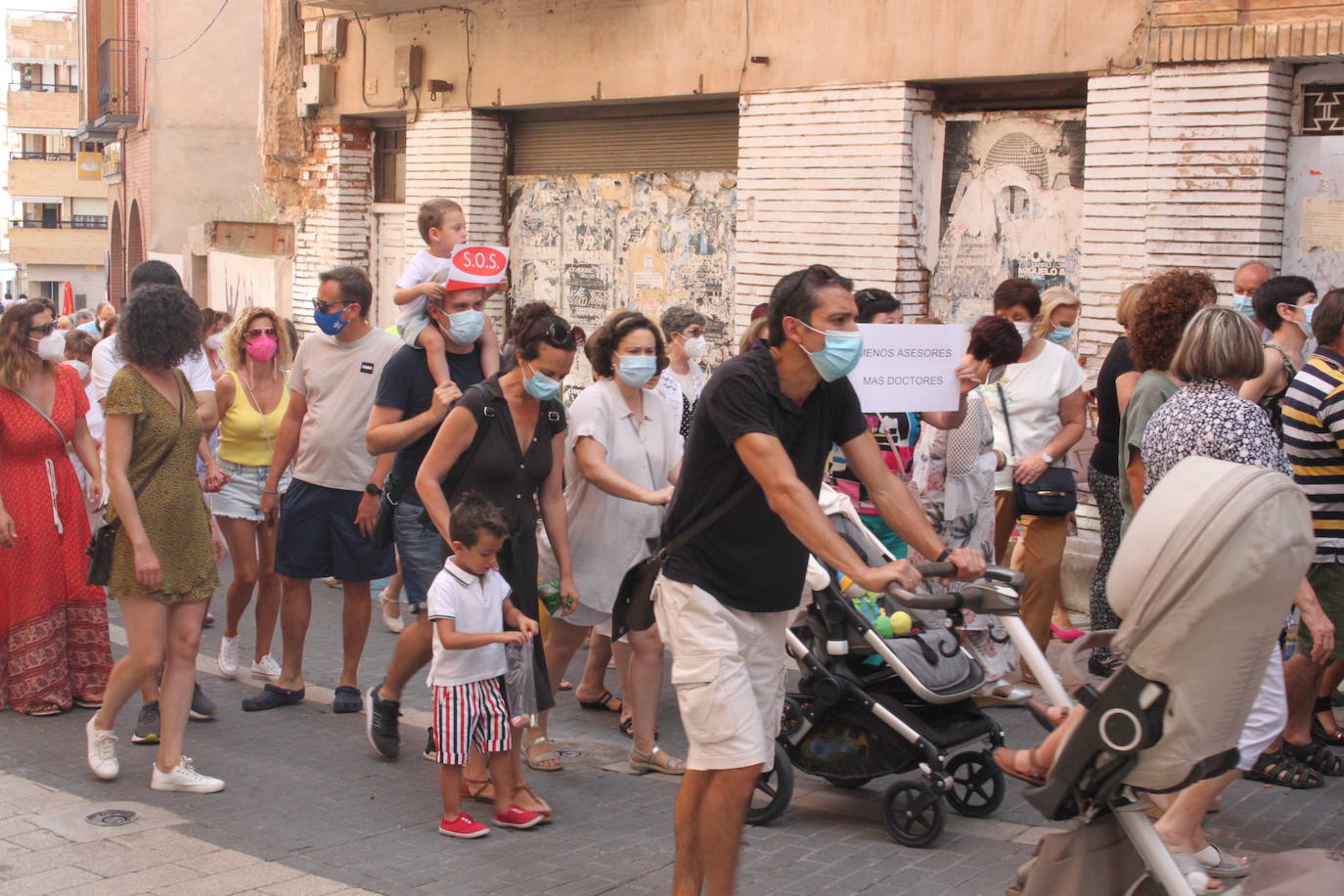 Unas 600 personas marchan por la Sanidad en Alfaro demandando pediatras y médicos