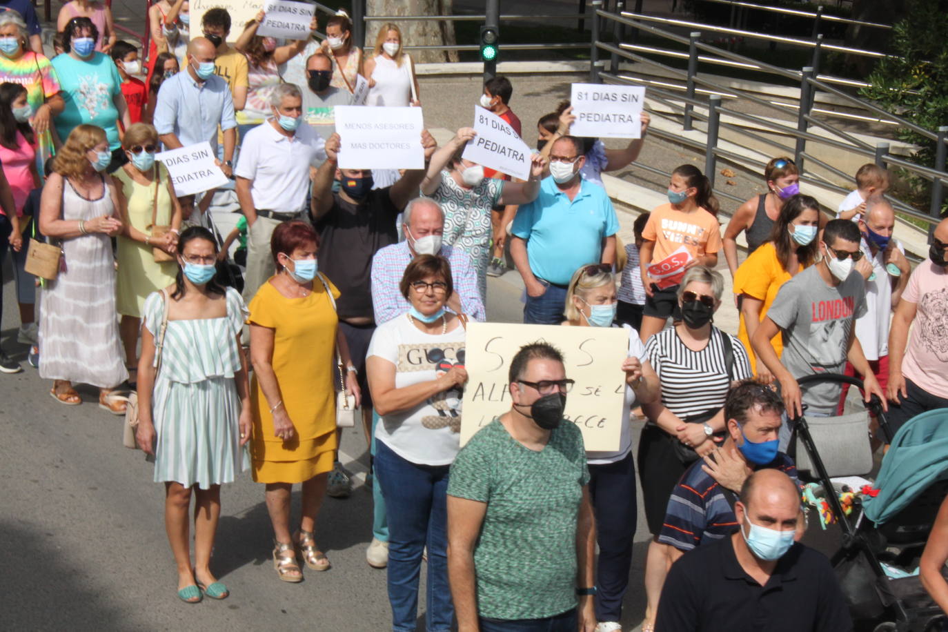 Unas 600 personas marchan por la Sanidad en Alfaro demandando pediatras y médicos