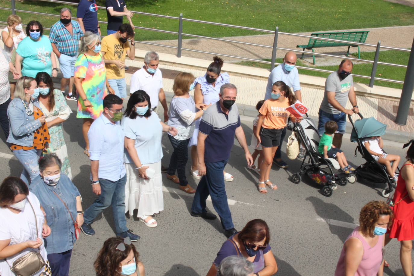 Unas 600 personas marchan por la Sanidad en Alfaro demandando pediatras y médicos