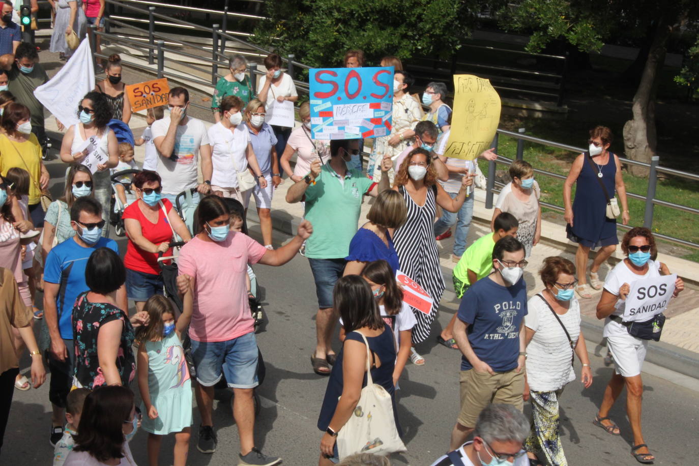 Unas 600 personas marchan por la Sanidad en Alfaro demandando pediatras y médicos