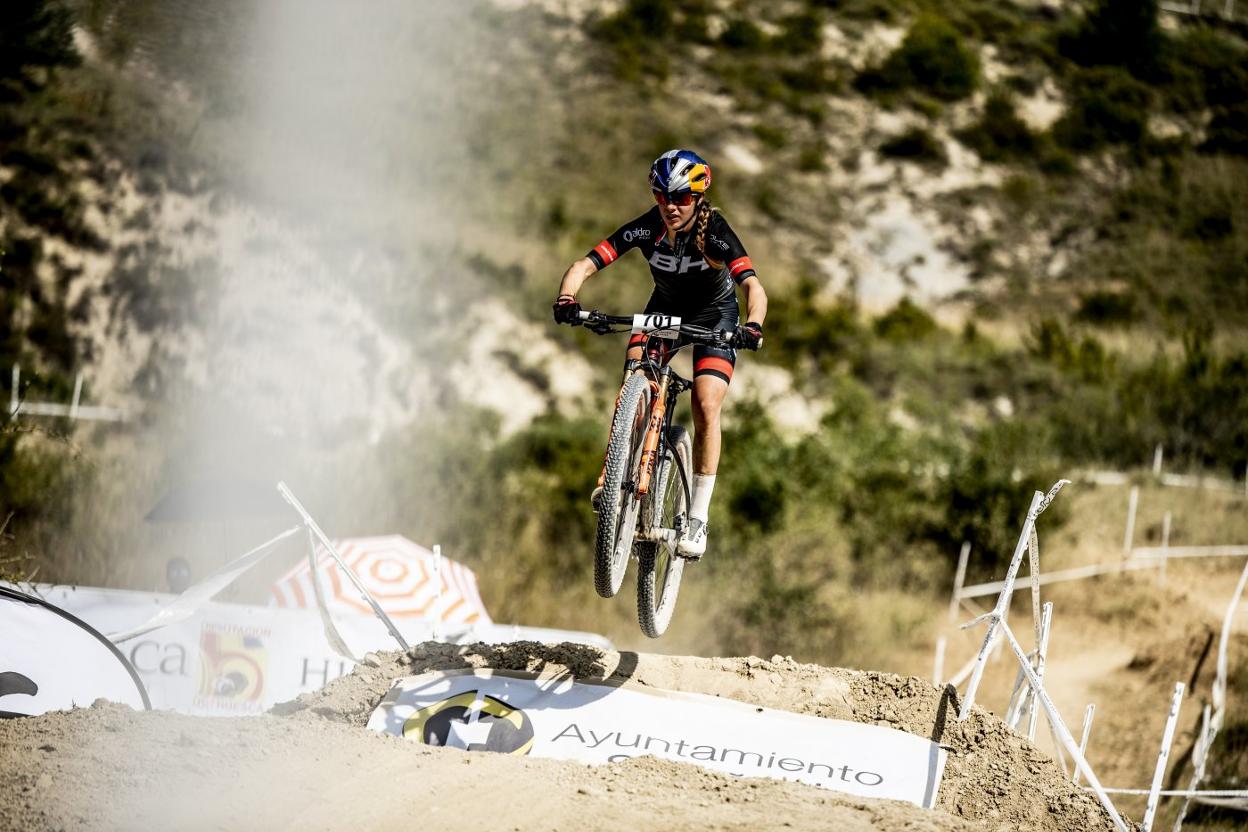 Rocío García vuela en el único salto del trazado. 