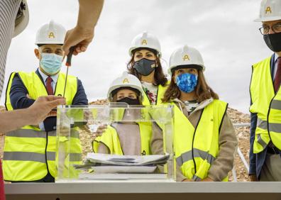 Imagen secundaria 1 - Primera piedra del colegio Casalarreina, una «demanda histórica» del municipio