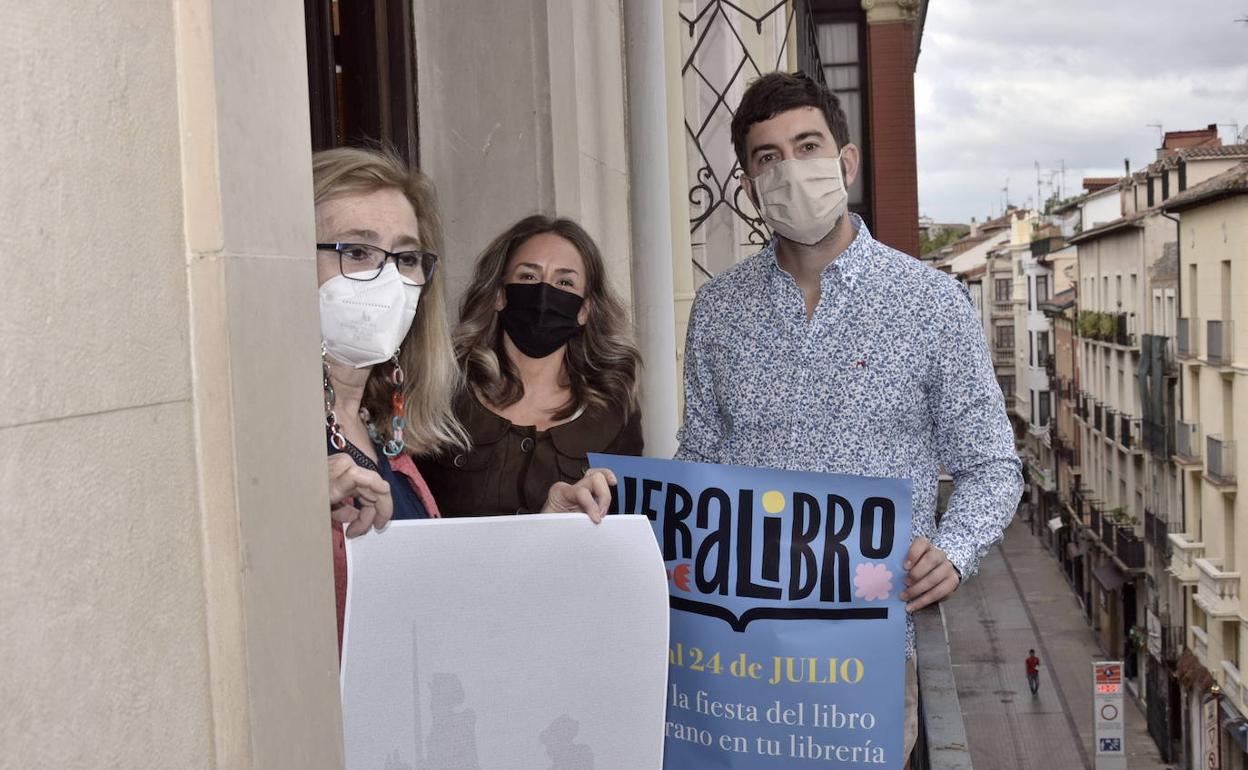 El vicepresidente de la Asociación de Librerías de La Rioja, Diego Ochoa, Irene Cerezo, y la secretaria general de FER, Comercio, Adelaida Alútiz. 