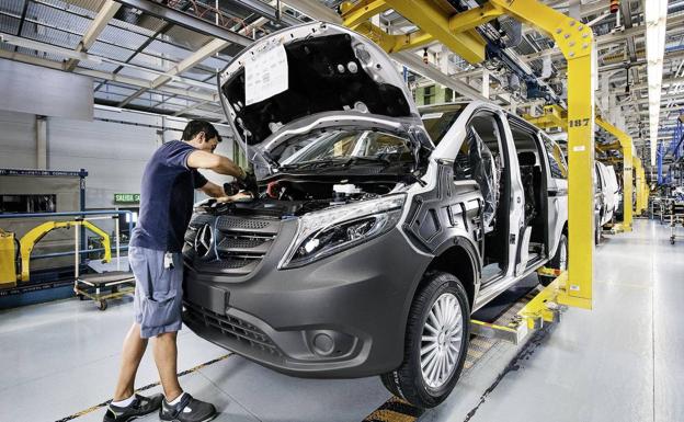 Un operario en la fábrica de Mercedes-Benz en Vitoria.