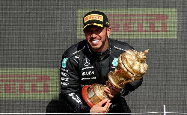 Hamilton celebrando el triunfo en Silverstone