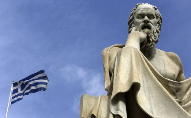 Estatua de Sócreates en Atenas. 