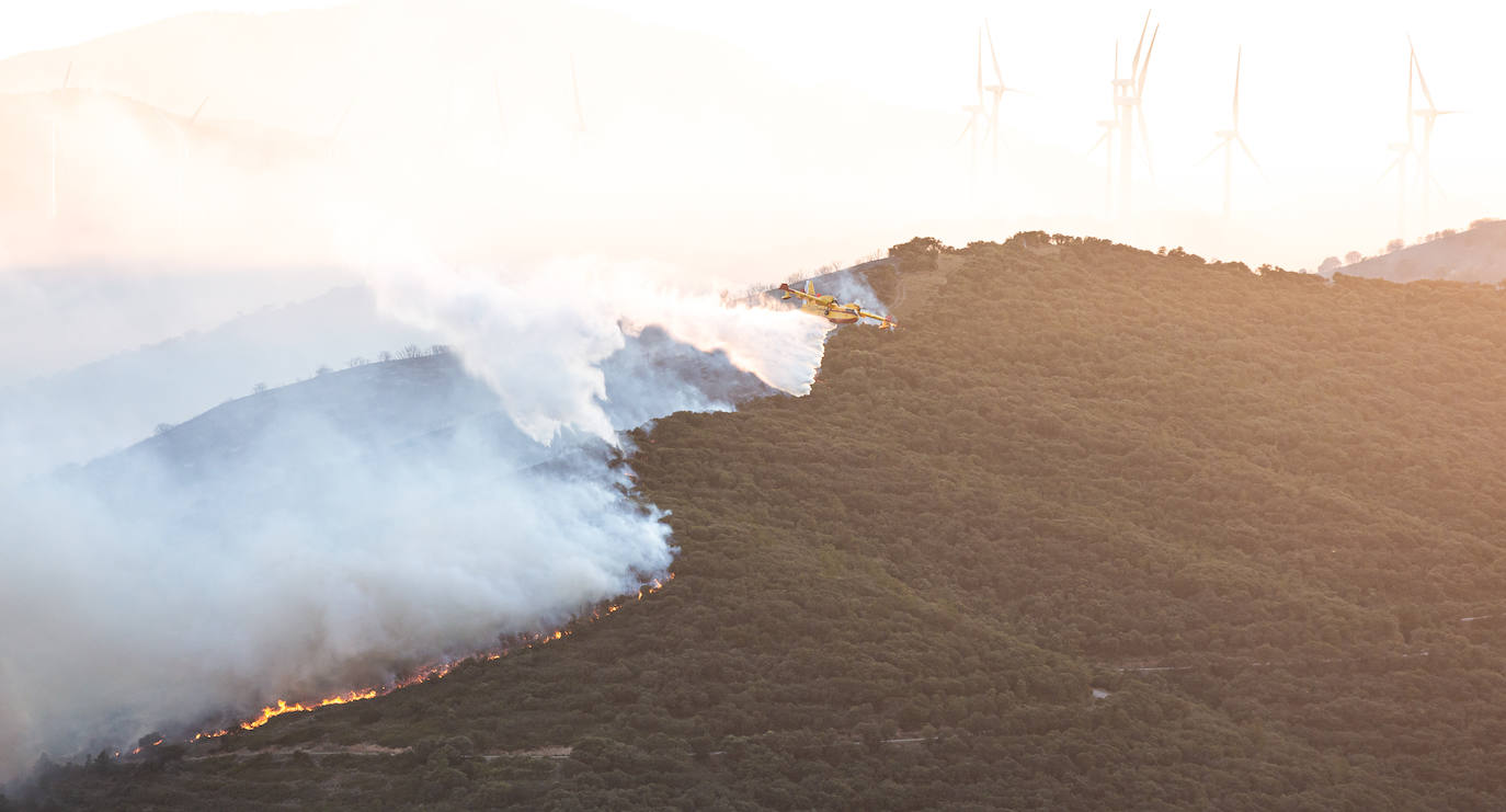 Fotos: La Rioja pide el despliegue de varios helicópteros, aviones e hidroaviones para la extinción del incendio en el Yerga