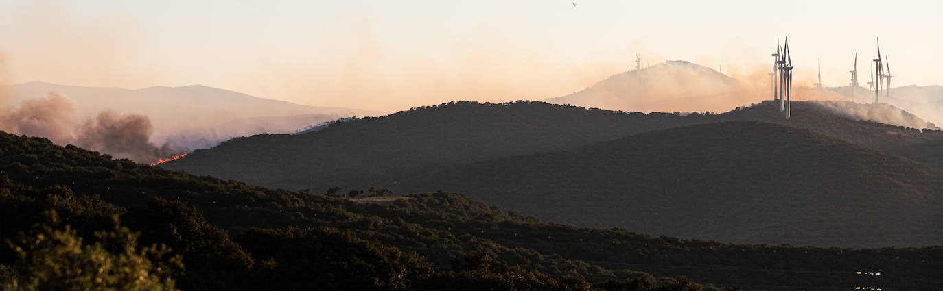 Fotos: La Rioja pide el despliegue de varios helicópteros, aviones e hidroaviones para la extinción del incendio en el Yerga