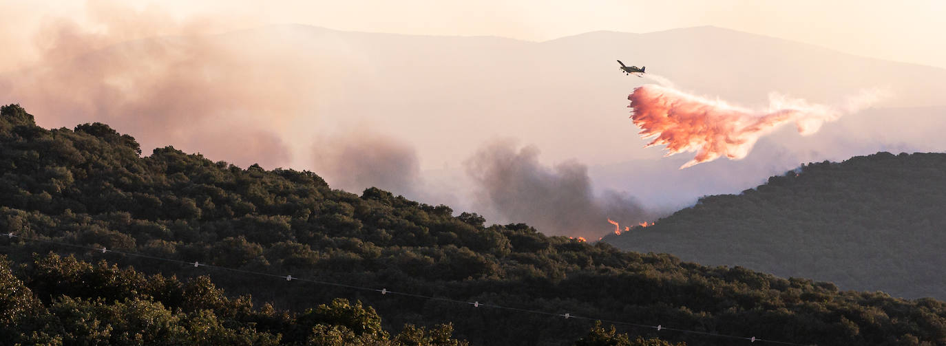 Fotos: La Rioja pide el despliegue de varios helicópteros, aviones e hidroaviones para la extinción del incendio en el Yerga