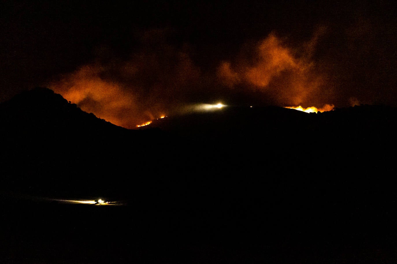 Fotos: Noche de lucha contra el incendio de Yerga