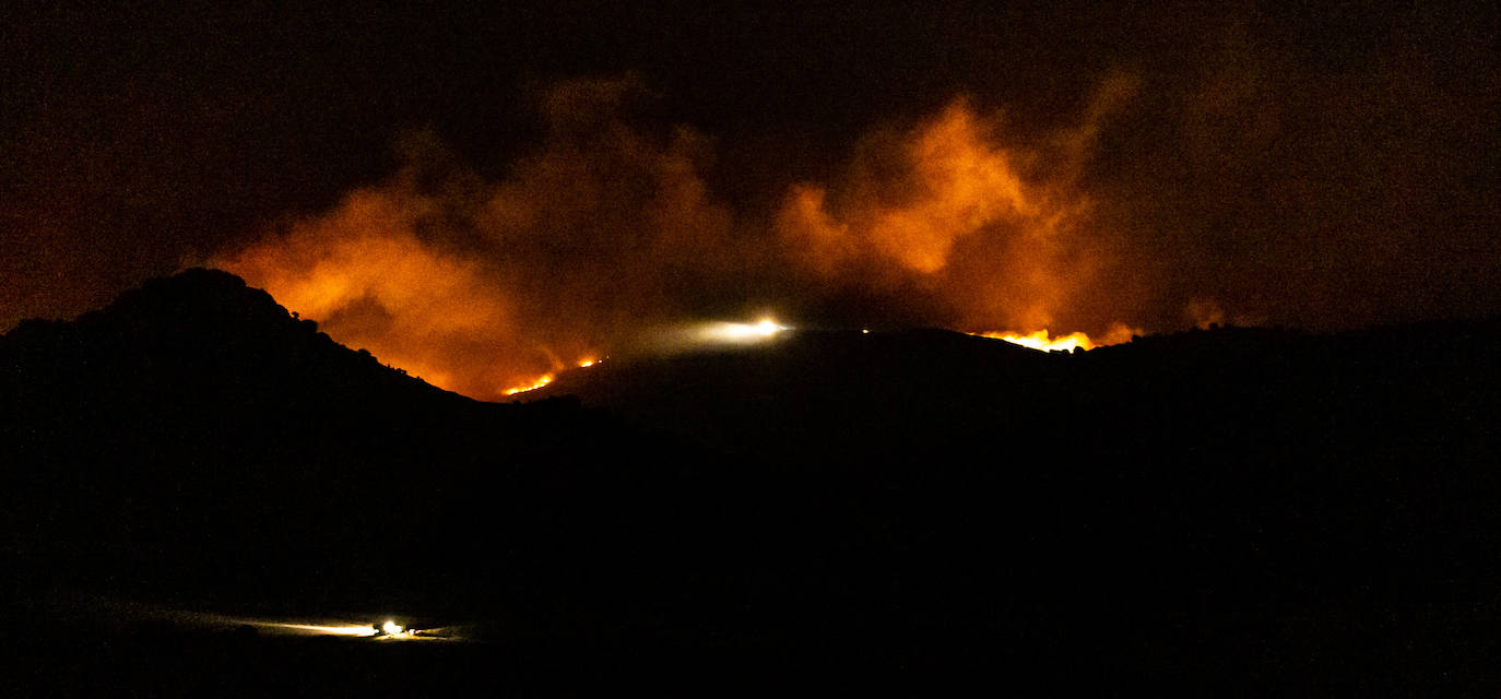 Fotos: Noche de lucha contra el incendio de Yerga