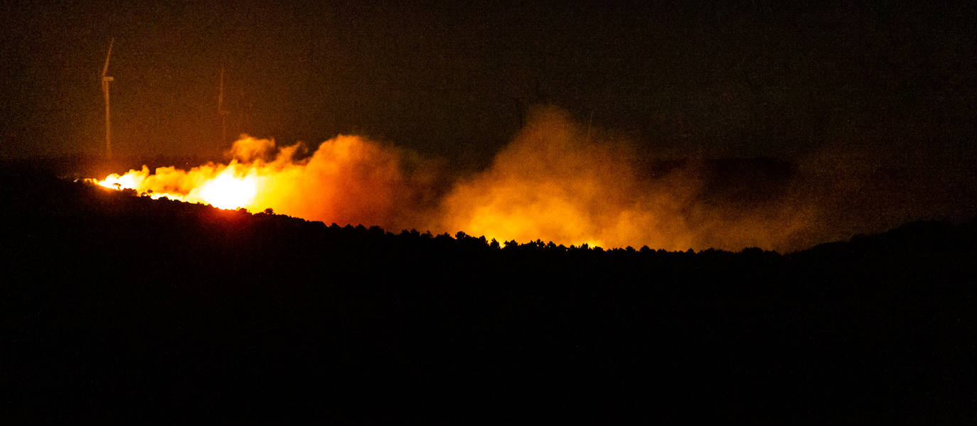 Fotos: Noche de lucha contra el incendio de Yerga