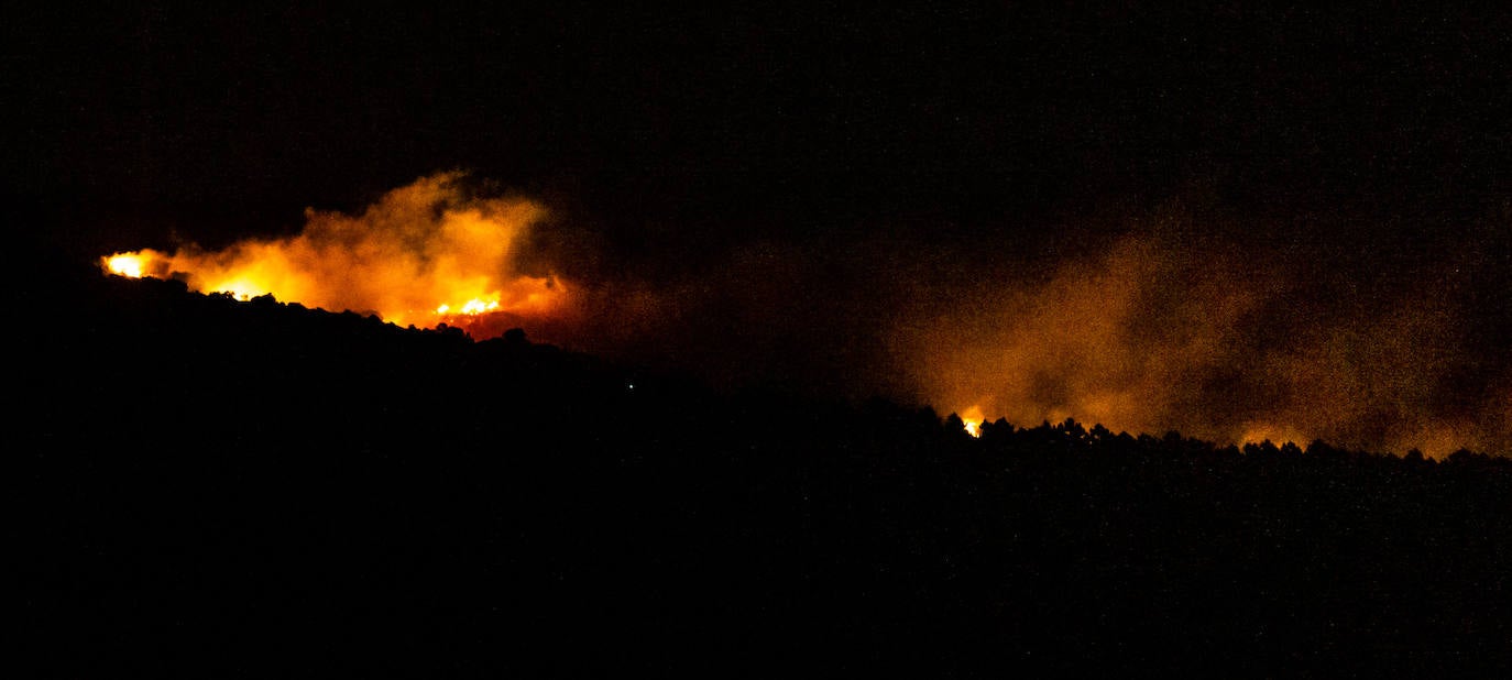 Fotos: Noche de lucha contra el incendio de Yerga