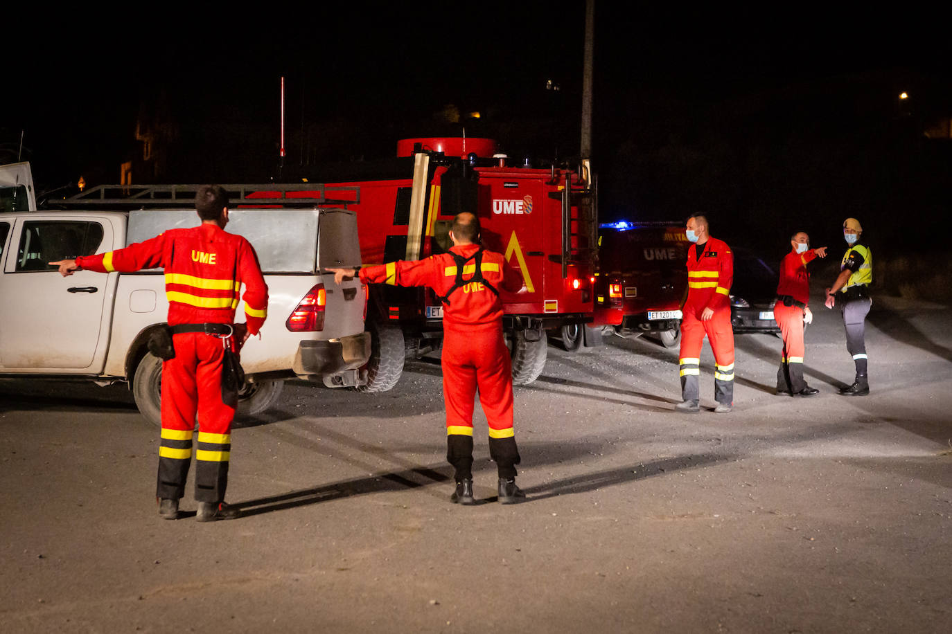 Fotos: Noche de lucha contra el incendio de Yerga