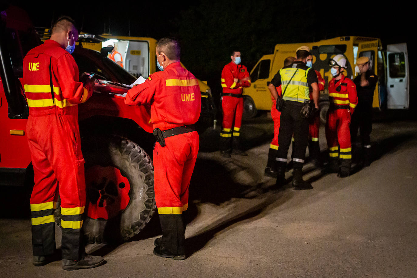 Fotos: Noche de lucha contra el incendio de Yerga