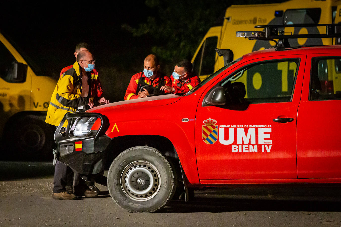 Fotos: Noche de lucha contra el incendio de Yerga