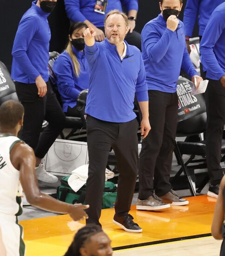 El entrenador principal de los Milwaukee Bucks, Mike Budenholzer, reaccionando. 