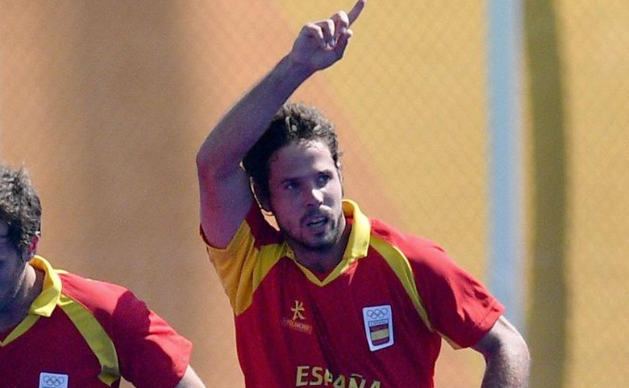 tPau Quemada celebra un gol. 