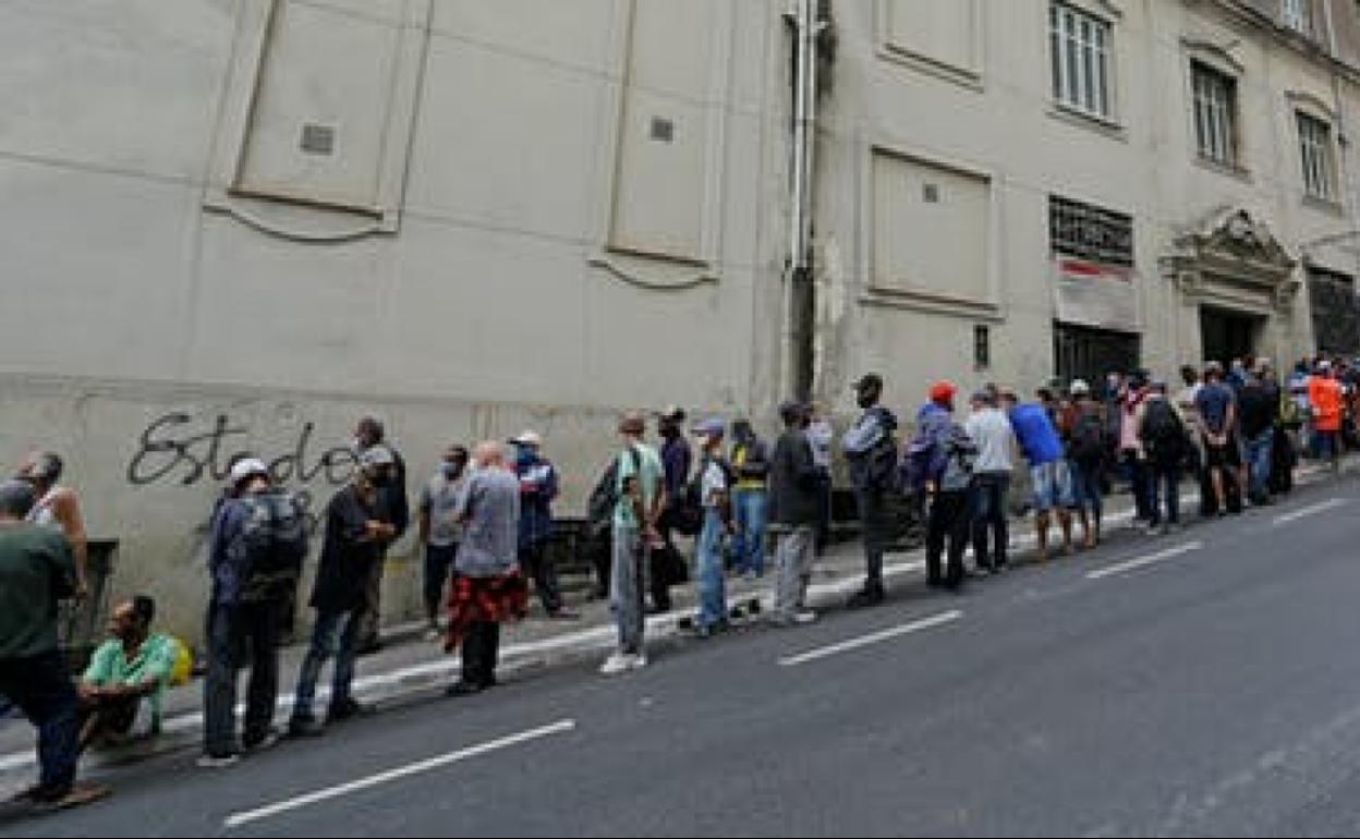 Gente esperando para recibir alimentos en una calle del centro de Sao Paulo (Brasil) el 12 de mayo de 2021. 