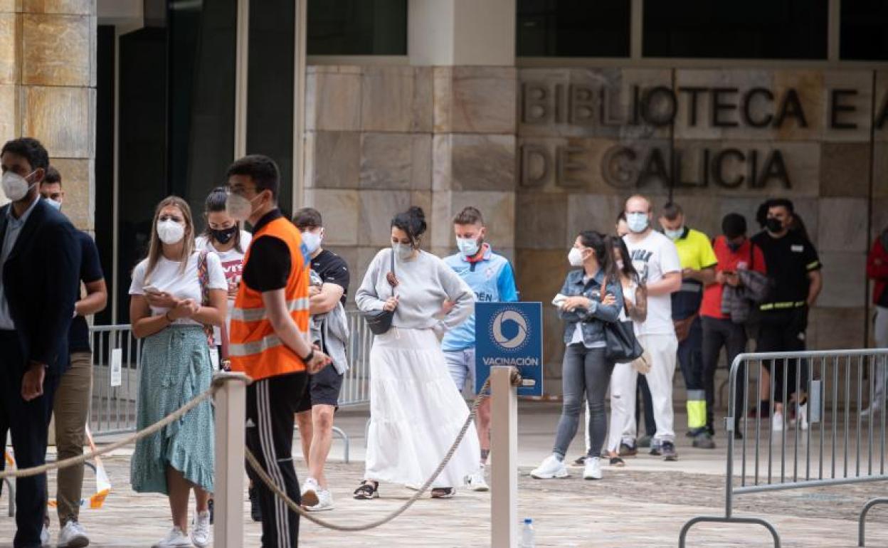 Cola de vacunación en el complejo de la Cidade da Cultura, en Santiago de Compostela. 