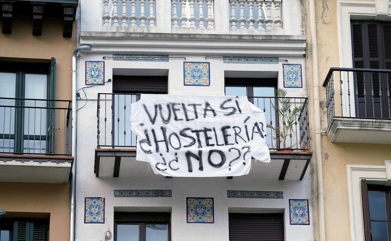 Pancarta en contra de los cierres de la hostelería en Pamplona. 