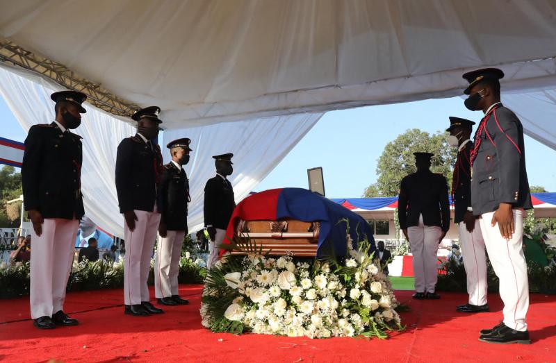 Militares ante el féretro de Jovenel Moise durante el funeral. 