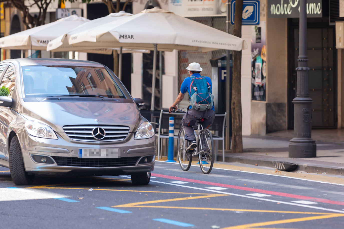 Fotos: Coches, peatones y bicicletas, entre los colores en la calzada de Duquesa de la Victoria