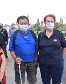 Imagen secundaria 2 - Arriba, foto de familia en el Monumento al Peregrino. Abajo, junto a la Rosaleda del Camino, en la entrada a La grajera y, a la derecha, Emilio, con 73 años, y Pilar Fernández, de 84, la veterana del grupo. 