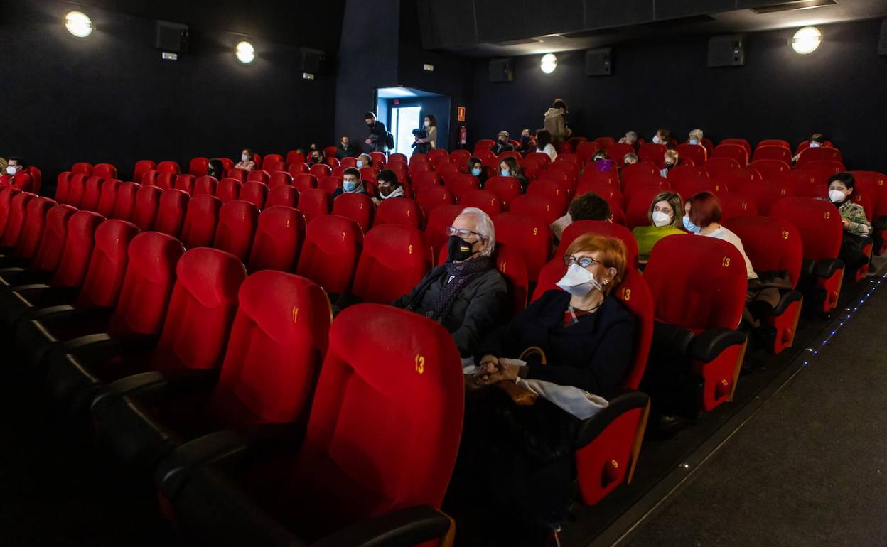 Espectadores con sus mascarillas, en los cines 7 Infantes, 