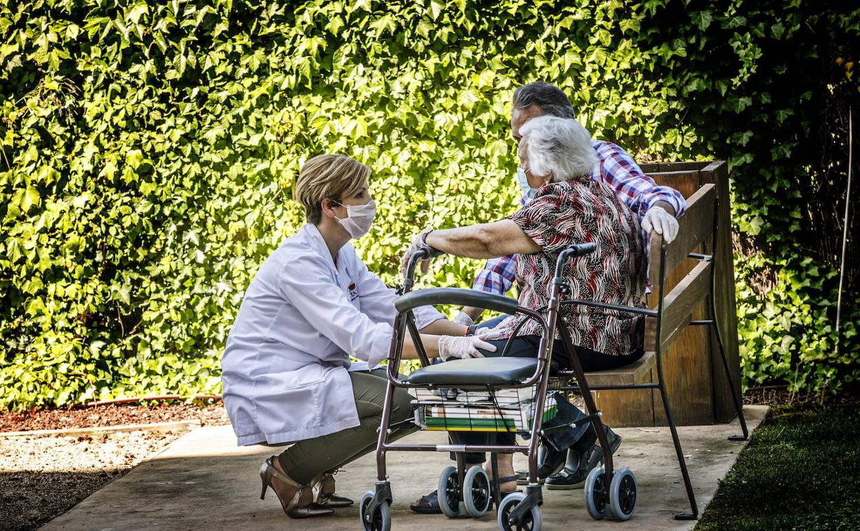 Los visitantes de las residencias de ancianos riojanas deberán hacerse un test de antígenos en el propio centro