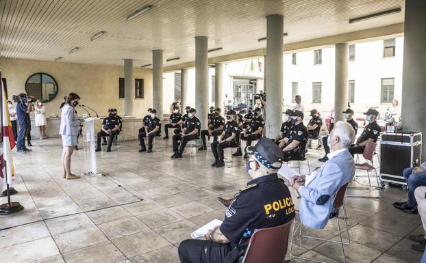 Imagen principal - Arriba, intervención de Eva Tobías en el patio de la Comisaría, en Ruavieja, y, abajo, foto de familia con el alcalde, que también dedicó unos palabras a los nuevos agentes . 