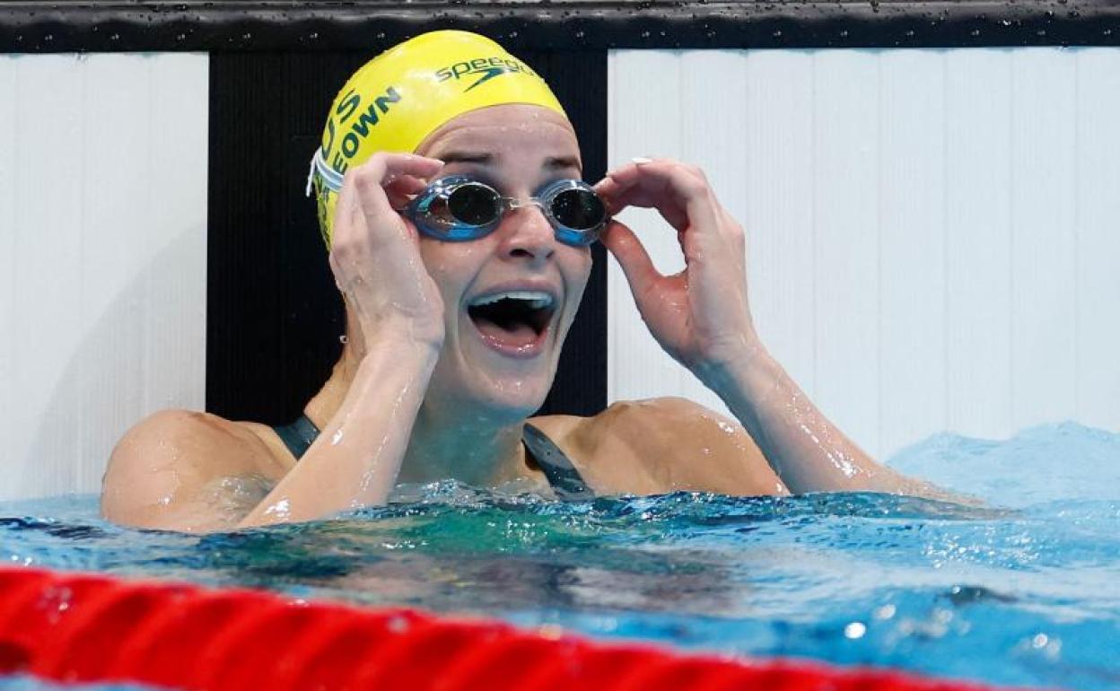 La australiana Kaylee McKeown celebra su oro en el 100 espalda femenino.