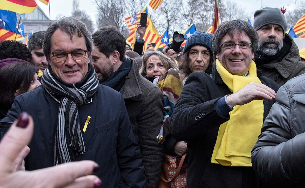 Artur Mas y Carles Puigdemont en una manifestación independentista en Bruselas en 2017.